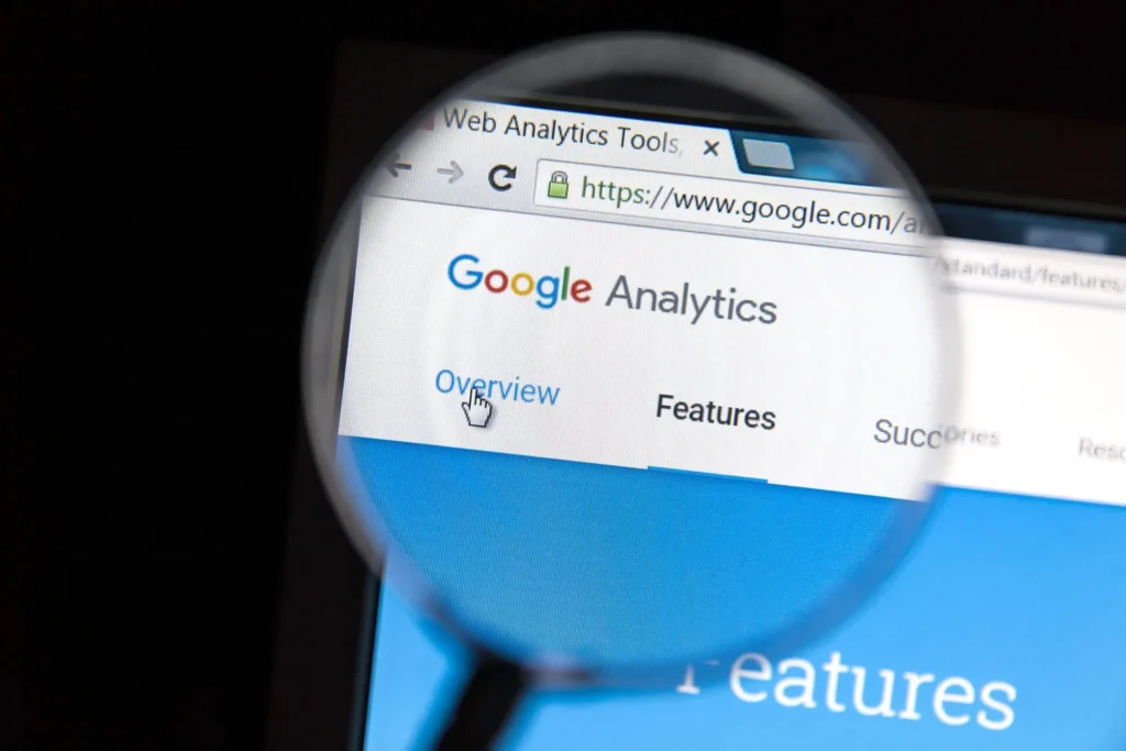 Lupa sobre o nome Google analytics no navegador de um computador