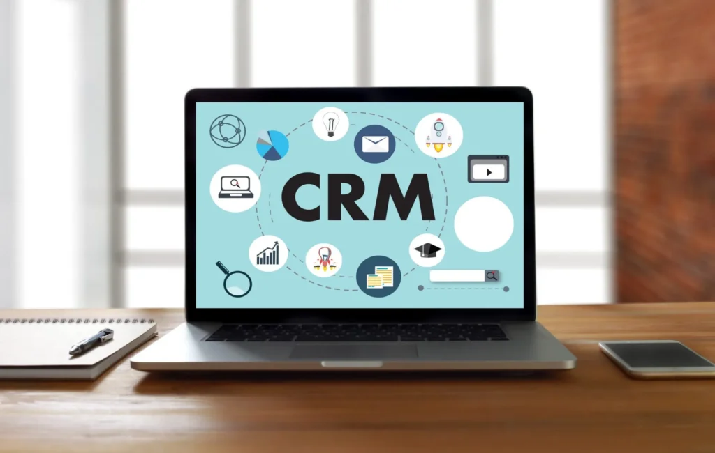 Notebook sobre uma mesa aberto em ferramentas de CRM