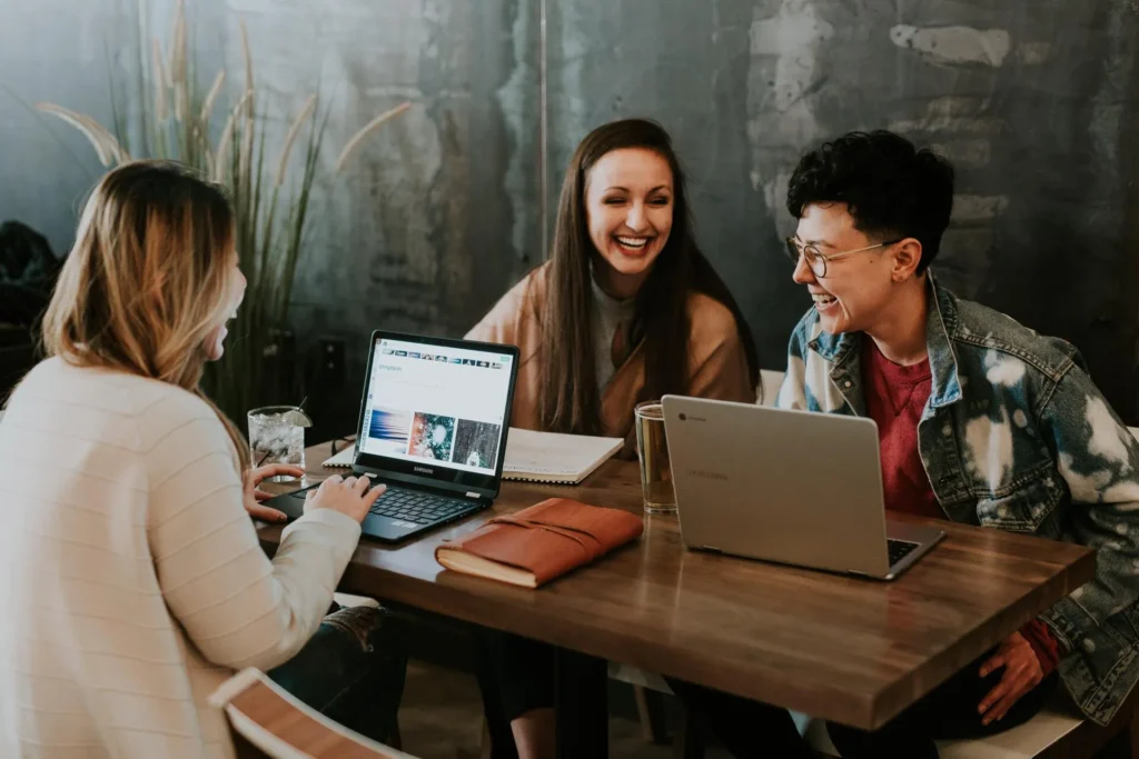 Pessoas felizes impactadas pela estratégia de buzz marketing de uma empresa