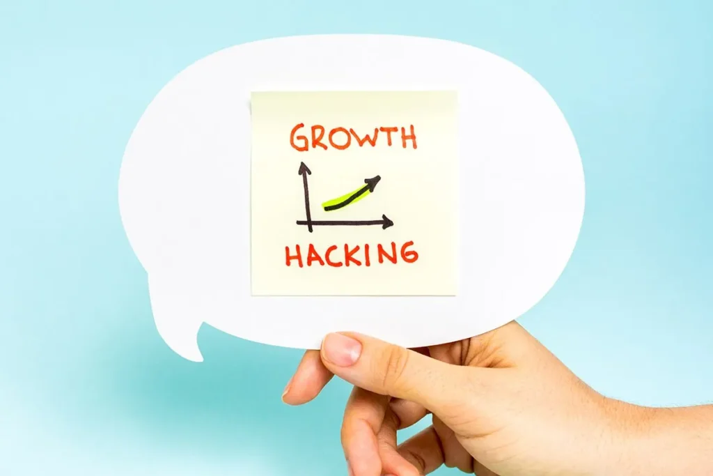 Pessoa segurando papel com nome da estratégia de Growth Hacking