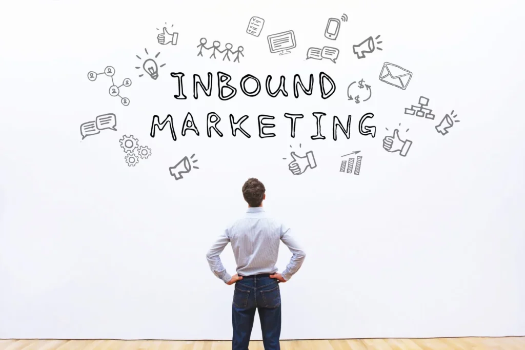 Homem olhando para parede com o nome Inbound Marketing