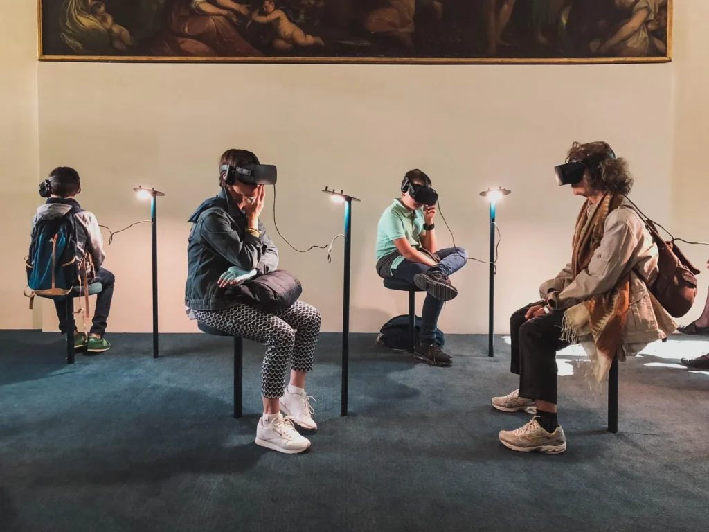 Pessoas usando óculos de realidade virtual