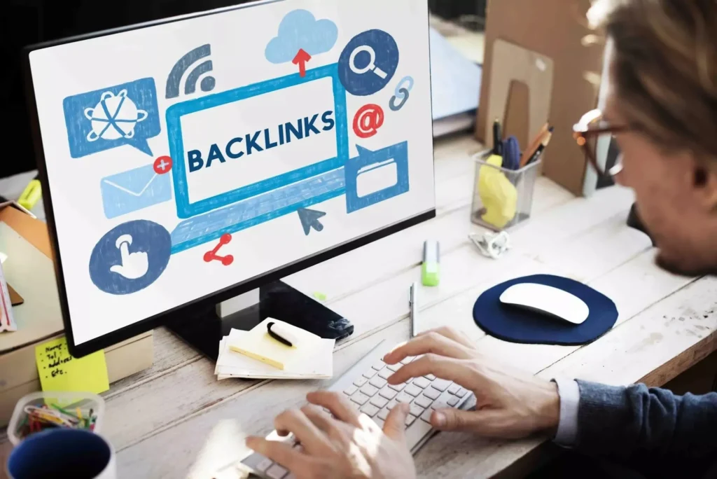 Homem definindo backlinks de hotsite no computador