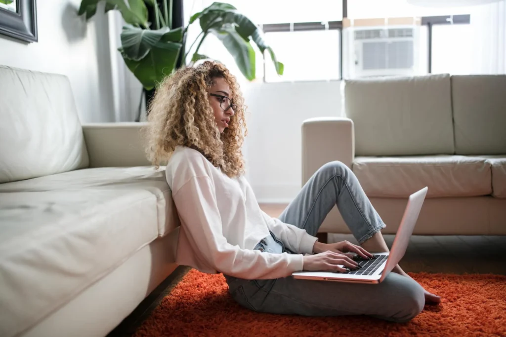 Mulher montando estratégia de Inbound Sales no notebook