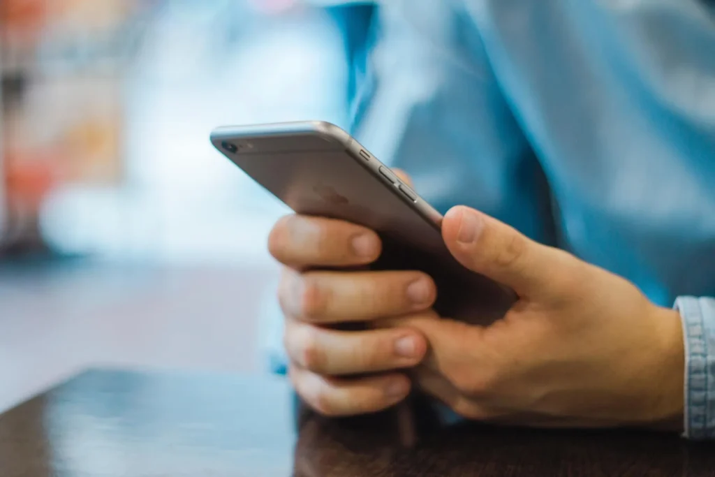 Homem no celular analisando as principais tendências da otimização SEO