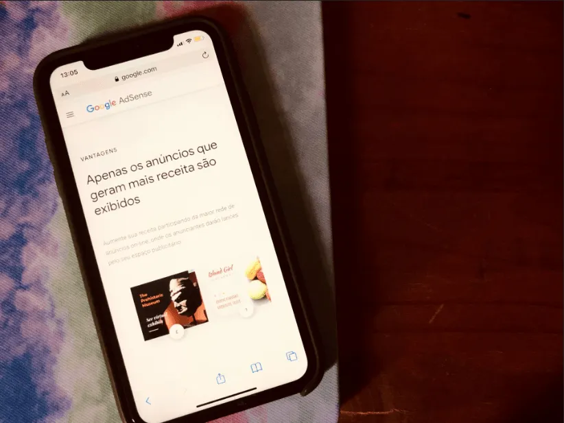 Celular aberto em página da internet sobre anúncios