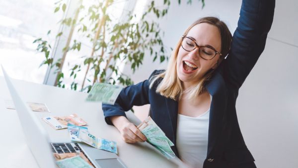 Mulher feliz ganhando dinheiro na internet