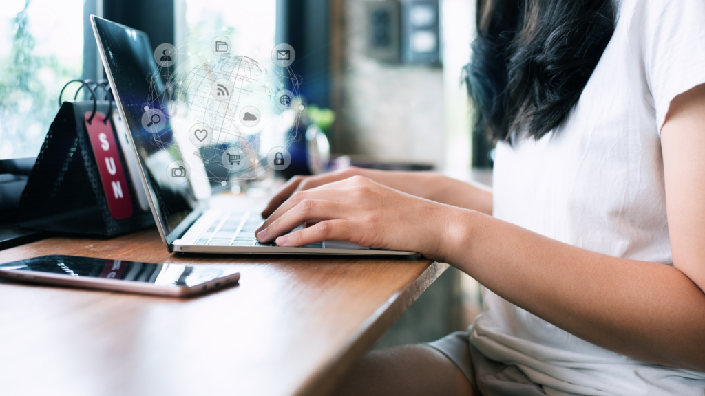 Mulher gerenciando o que é Omnichannel na empresa pelo notebook