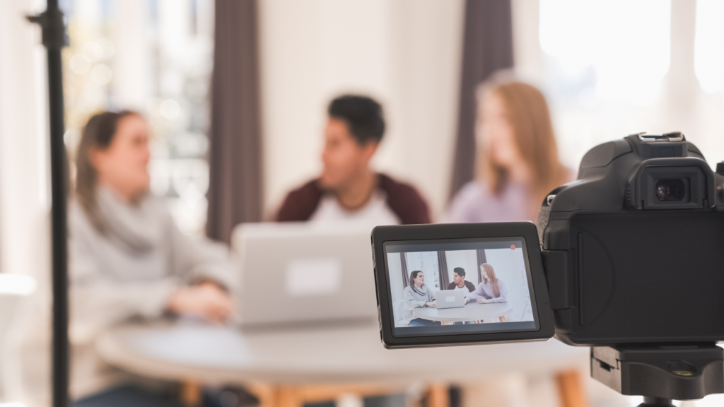 Equipe de empresa planejando conteúdos digitais